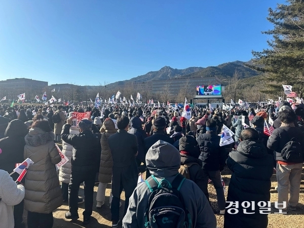 공수처로 이동한 <b>윤 대통령 지지자</b>들 “철야<b>집회</b>도 불사”