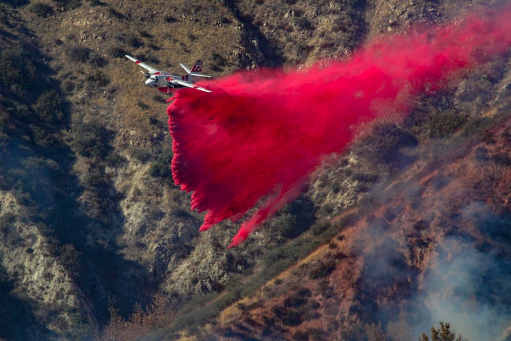 LA <b>산불 진화</b>, 핑크, 사용되는 분홍색 가루, Wildfire 산불