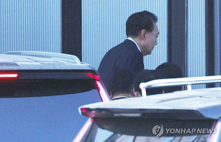 <b>윤대통령</b> 계엄 사태 43일만에 체포…<b>공수처</b> 도착 피의자 <b>조사</b>