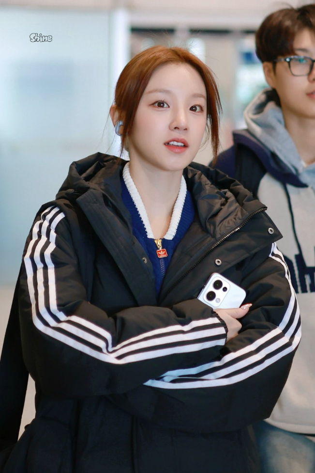  우기의 공항 패션에서 자연스럽게 착 감기는 여자 연예인 인기 운동화로 아디다스 슈퍼스타 여성 스니커즈 코디