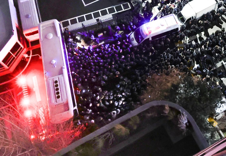 <b>공수처</b>·<b>경찰</b>, <b>윤 대통령 체포</b> 시도…사다리 통해 관저 진입
