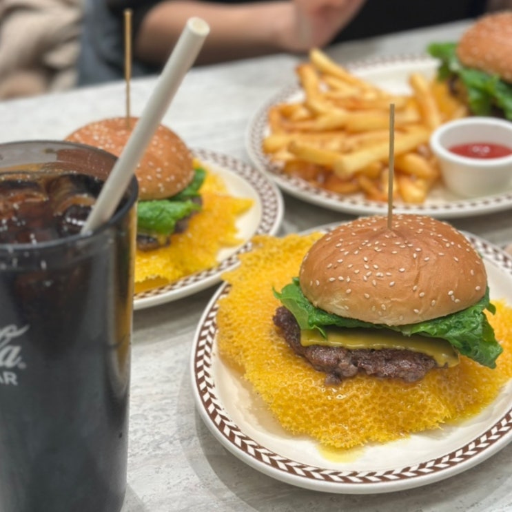  치즈를 좋아한다면 치즈스커트 버거가 있는 브루클린더버거조인트 롯데월드몰점 오픈런 해본 리뷰.