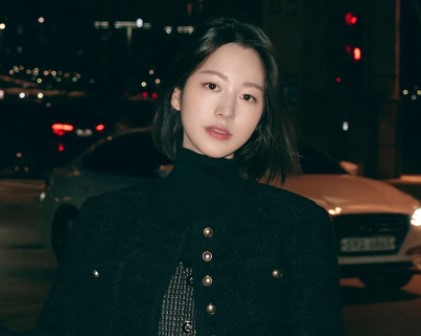  페미닌한 여자 겨울 스타일의 완성으로 패션 브랜드 케네스레이디 뷔스티에 민소매 롱 원피스 코디 추천 w. 장다아