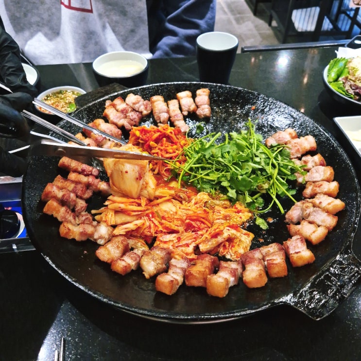  서산호수공원 맛집 솥고집 서산점 솥뚜껑에 구워 더 맛있는 김치삼겹 맛집