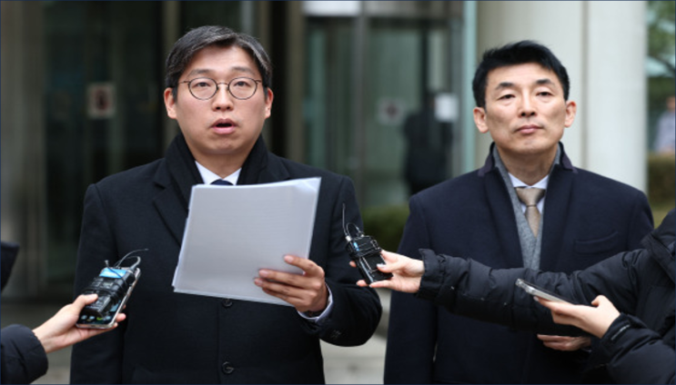 윤석열, <b>김용현</b>이 “잘못 베꼈다”, <b>김용현</b>측 “<b>포고령</b> 정당... 