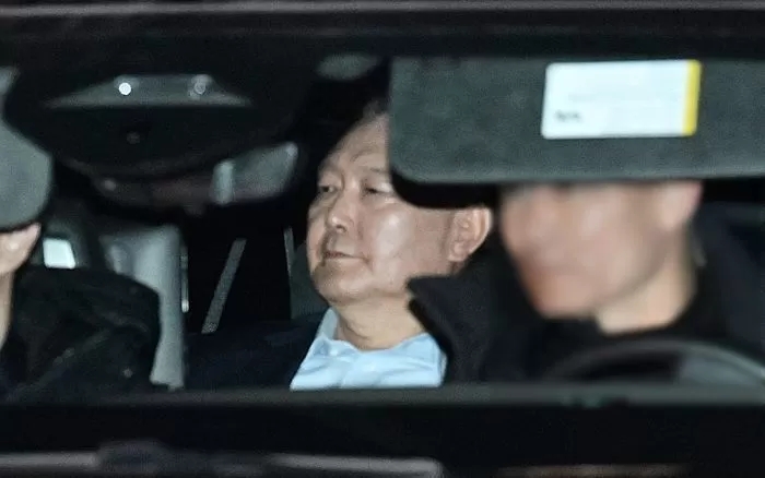 세력 지지하냐"... 尹 대통령 체포에 <b>아이유 SNS</b> '<b>테러</b>' 당해