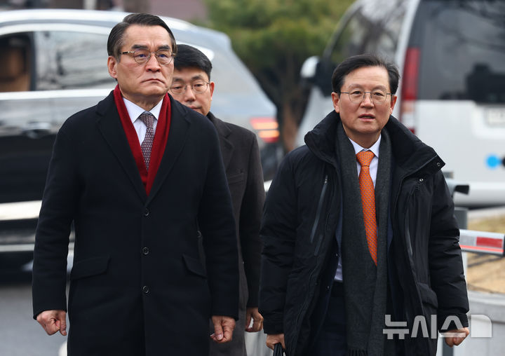 윤 측, <b>공수처장</b>·국가수사<b>본부장 내란</b> 혐의로 <b>고발</b>