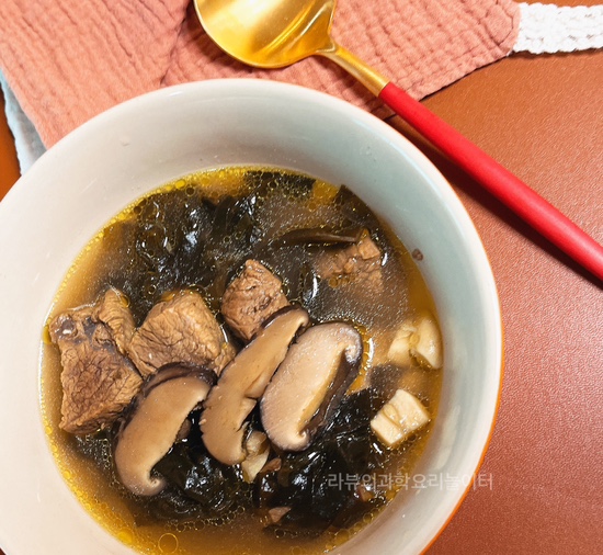  과학적으로 감칠맛 20배 미역국 끓이는 법 무 사골 육수 코인 소고기 무미역국 무우미역국