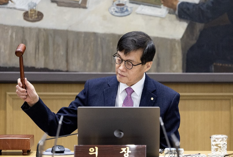  한국은행 기준금리 동결 배경 및 부동산 주식 환율 국채 시장 영향
