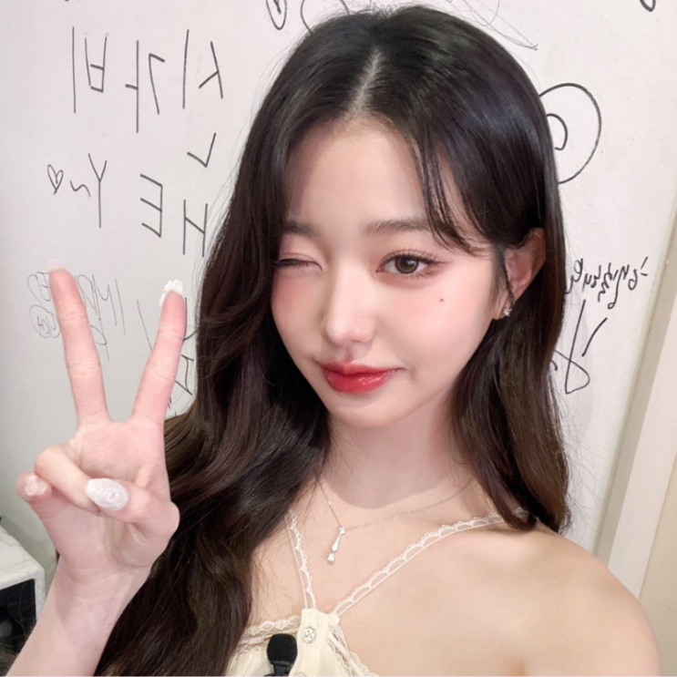  화제의 인터뷰 장원영 덱스 냉튜브 홀터 탑 코디