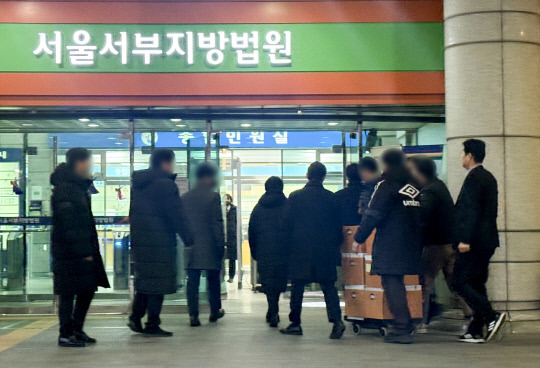 첫 <b>구속</b> 기로. ②<b>영장</b>실질심사 불출석. <b>구속</b>적부심사 <b>청구</b>.