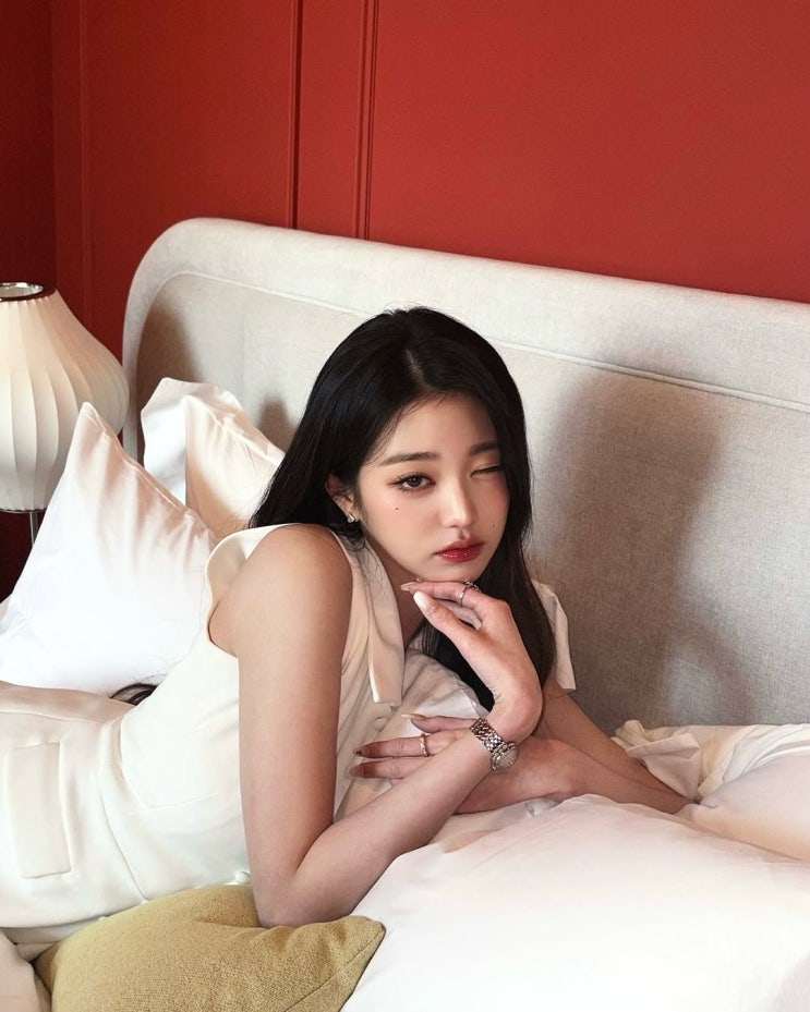  럭키비키 장원영이 유퀴즈에서 차고 나온 유려한 메탈의 곡선이 매력인 명품 브랜드 불가리 여자 손목 시계