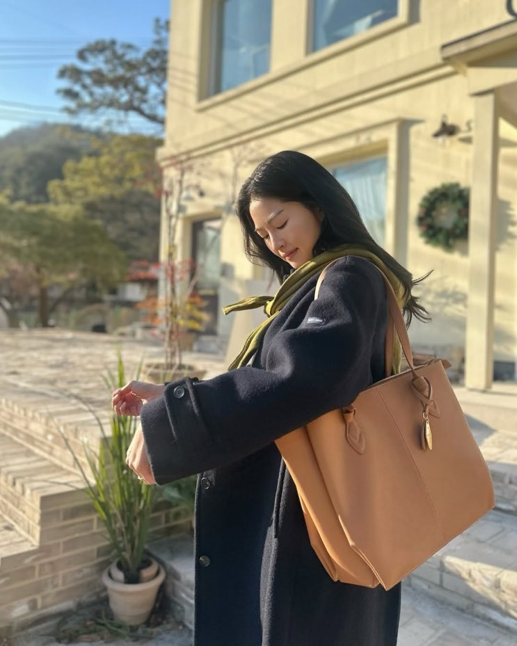  30대 회사원의 데일리백으로 노트북도 거뜬한 패션 브랜드 질스튜어트 쇼퍼백 타입의 빅백인 여자 가방 추천 w. 류이서