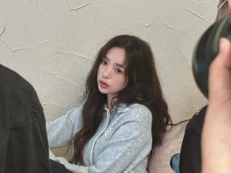  남자 친구가 데이트때 입으면 좋아하는 여자 꾸안꾸룩 코디에 딱인 시티브리즈 회색 니트 가디건 코디 w. 채수빈