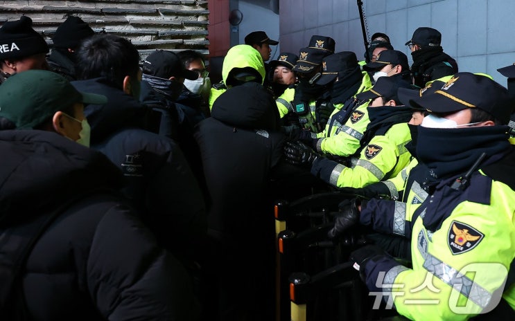 격렬한 <b>충돌</b>, <b>윤석열</b> 대통령 <b>지지자</b>들과 <b>경찰</b> 간의 대치 상황... 