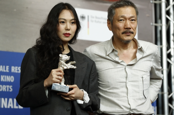 배우 <b>김민희 홍상수</b> 감독 <b>혼외자 임신</b> 소식 알리다.