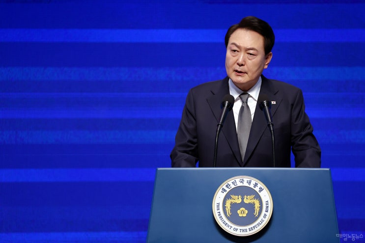 <b>서부지법</b> <b>대통령</b> 지지자들, 논란 속에서 <b>윤 대통령</b> 지지자들이... 