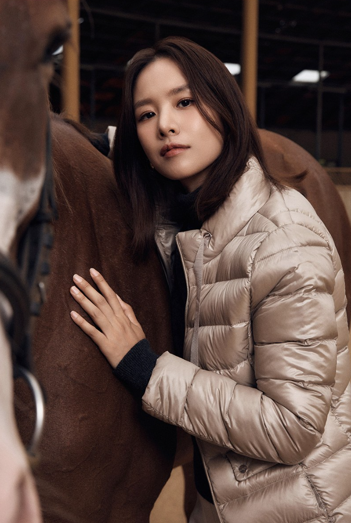  오늘처럼 기온이 오른 날씨 옷차림으로 여성들의 인기 아우터인 클라비스 경량 패딩 코디 추천 ft. 조윤희