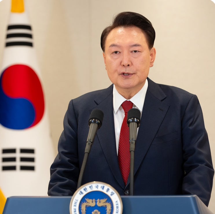 “서부지법 앞 긴장감 폭발: 윤 대통령 <b>지지자</b>와 <b>경찰</b>의 <b>충돌</b>... 