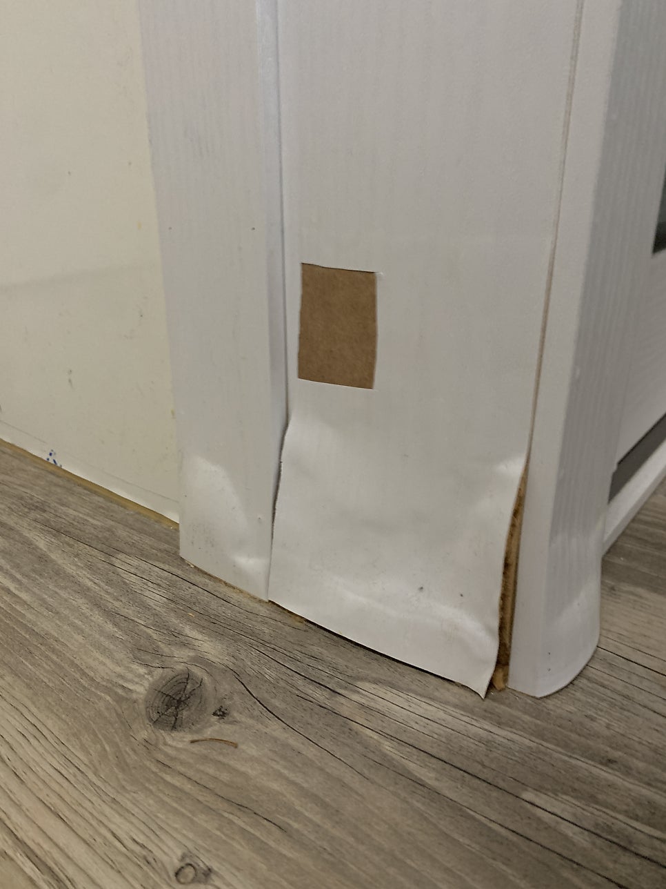 물먹은문틀몰딩 부풀어오른문틀 보수복원수리업체