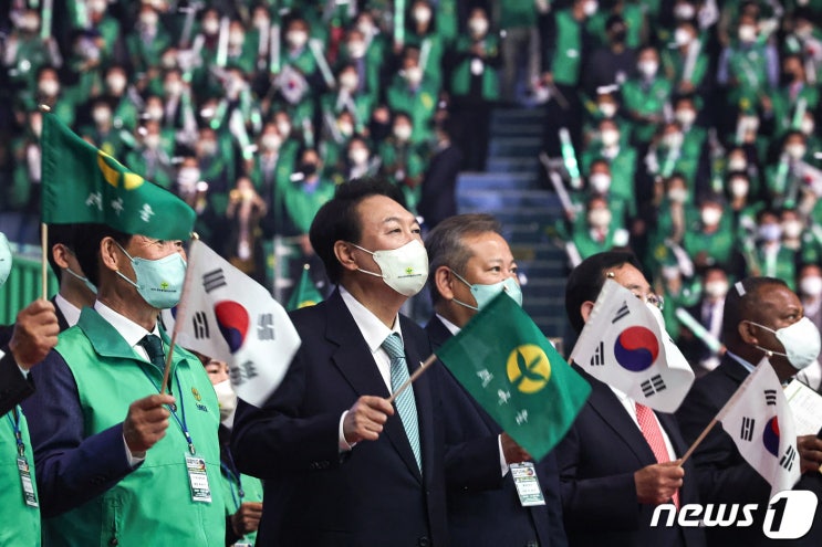 경찰 <b>서부지법</b> <b>강제해산</b>, 윤 대통령 <b>지지자</b>들이 법정 밖으로... 