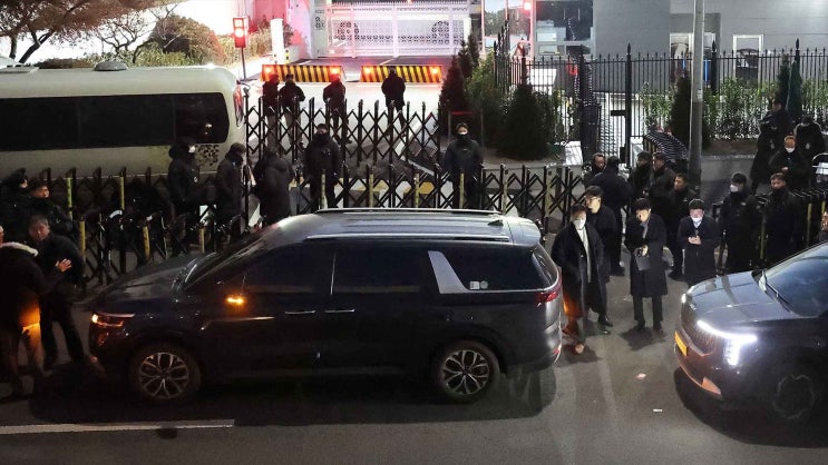 윤석열 <b>대통령 지지자</b>들의 과격 시위, <b>공수처 차량</b> 파손 사건의... 