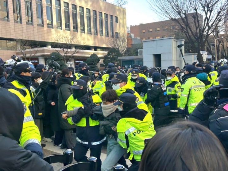 <b>서부지법</b> 앞 '尹 <b>지지자</b>들' <b>강제해산</b>…남성 1명 경찰 폭행해... 