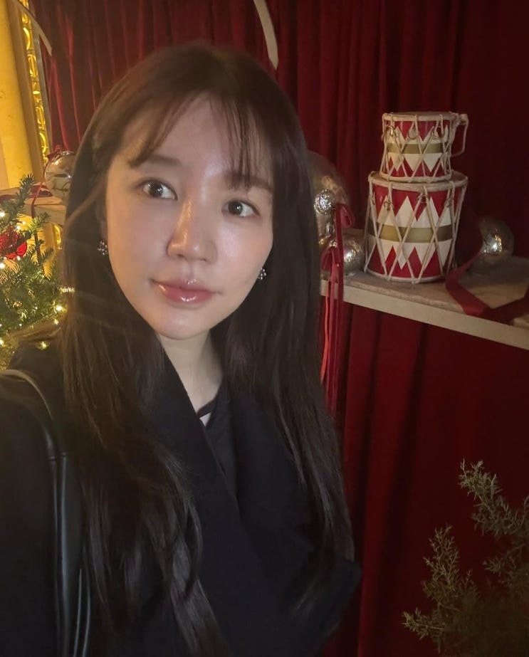  30대 여자 데일리백으로 메탈 스터드 디테일이 더해져 여성에게 인기인 브랜드 쿠론 크로스백 59 가방 정보 w. 윤은혜