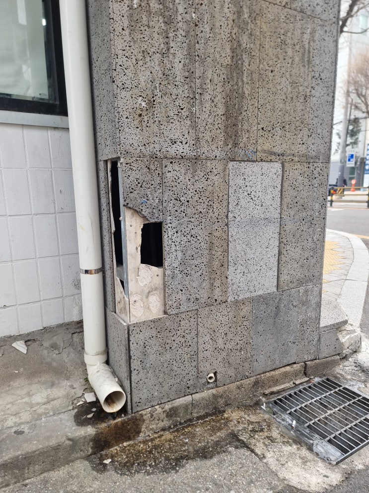  파손된 외벽 현무암대리석 부서져서 깨진 곳 완벽교체