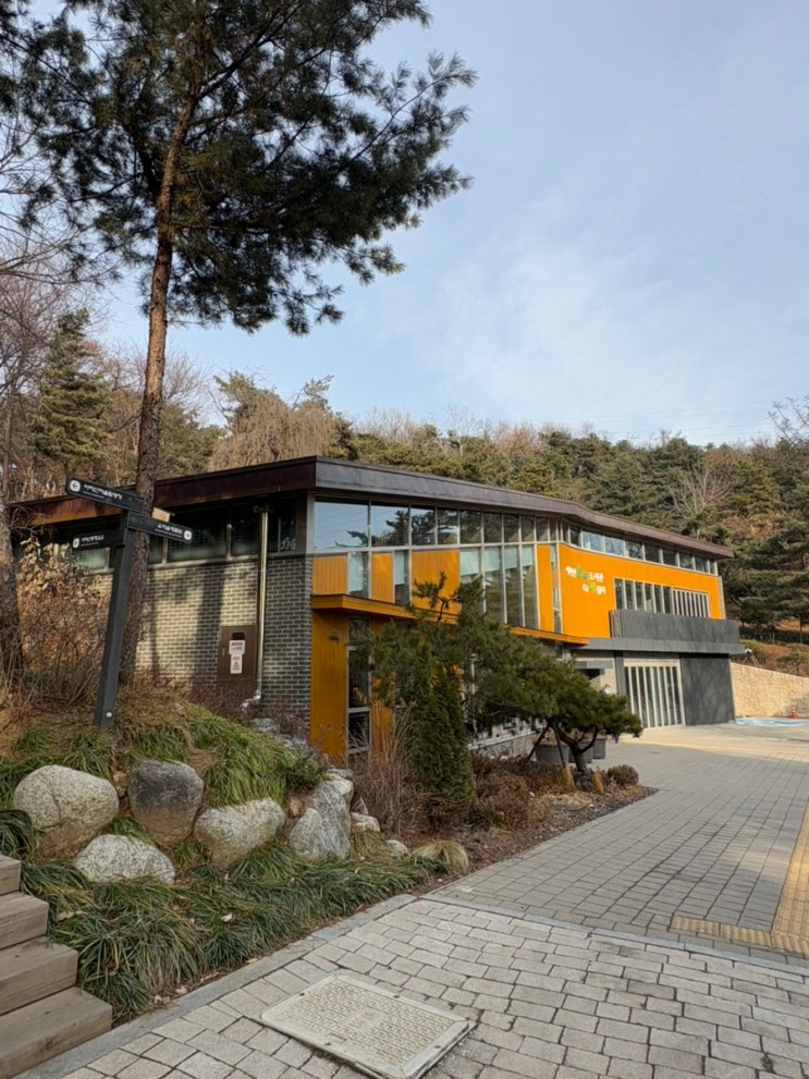  서울 예쁜 도서관으로 손꼽히는 힐링플레이스, 당일치기 북캉스 장소 아차산숲속도서관 추천