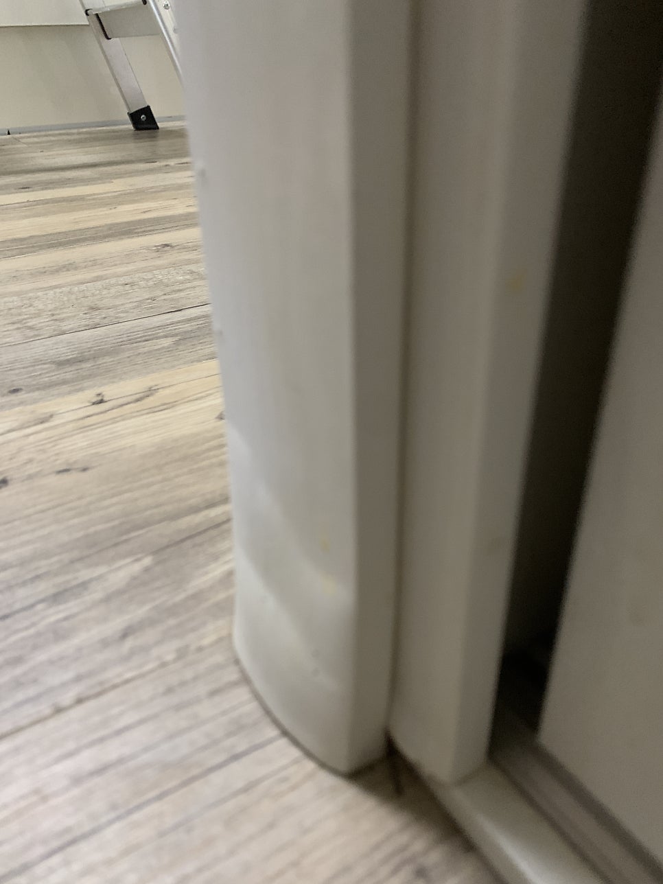 물먹은문틀몰딩 부풀어오른문틀 보수복원수리업체