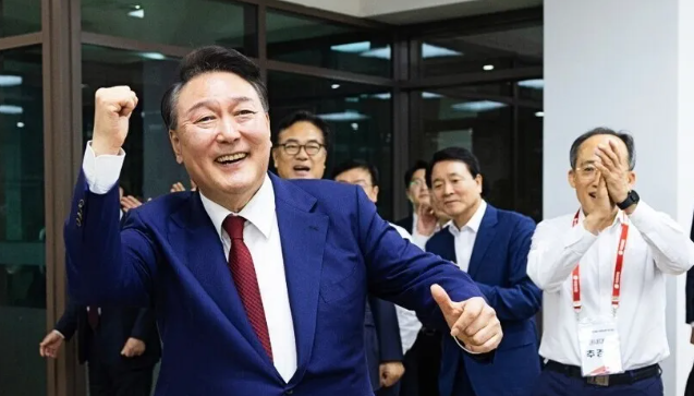 <b>윤석열</b> 대통령 <b>구속영장 청구</b>: 사건의 전말과 전망