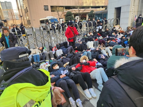 [서울<b>서부지법</b> 앞] 경찰 발에 짓밟히는 윤 대통령 <b>지지자</b>/ 尹... 