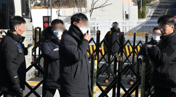 인간 띠 만든 서울서부지법 앞 - <b>윤대통령</b> 구속 막자  <b>지지자들</b>... 