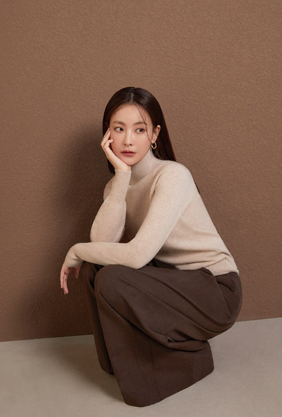  차분한 멋으로 완성해주는 겨울 여성 기본티로 사랑받는 목폴라 코디는 조르쥬레쉬 터틀넥으로 완성! w. 오연서