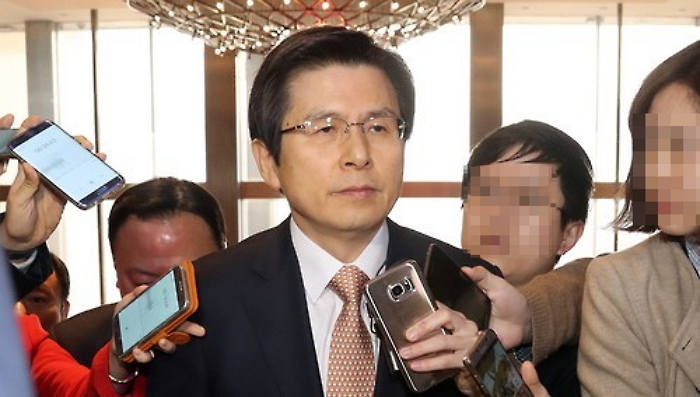 <b>황교안</b> "법령에 따라 청와대 <b>압수수색</b> 불가" 특검 협조 '<b>거부</b>'
