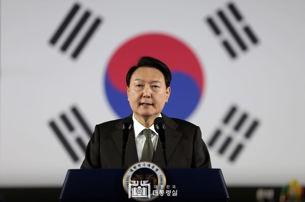 윤 <b>대통령 지지율</b>, 50%대 치고 올라가...<b>최고치</b>로는 52%까지 갱신