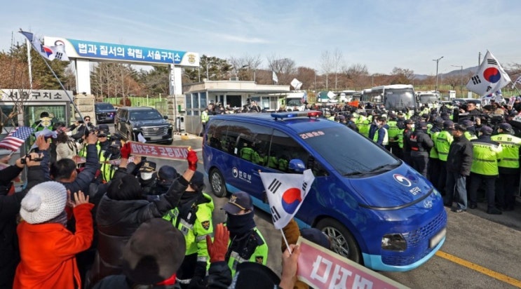 <b>윤석열</b> 대통령 <b>지지자</b>들... 막으려 도로 난입…법원 앞 <b>집회</b> 계속