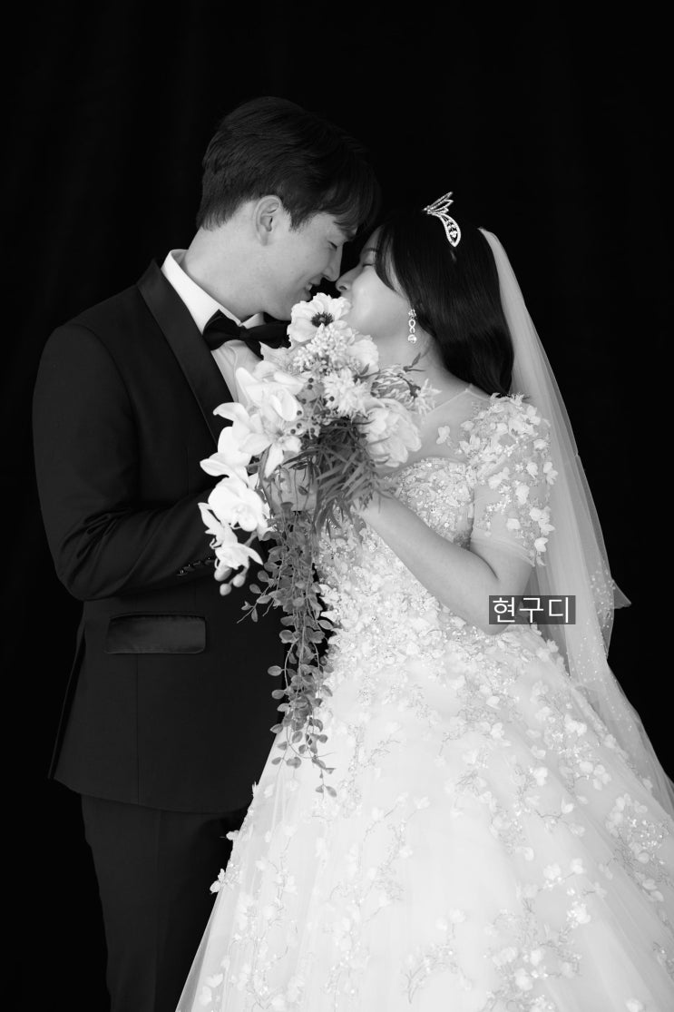  가을스튜디오 검정 배경 심플한 흑백 커플사진