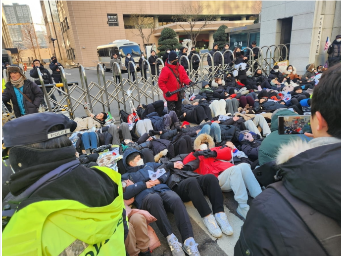 <b>윤 대통령</b> 지지 시위대가 <b>서부지법</b> 앞에서 벌인 시위와 관련된... 