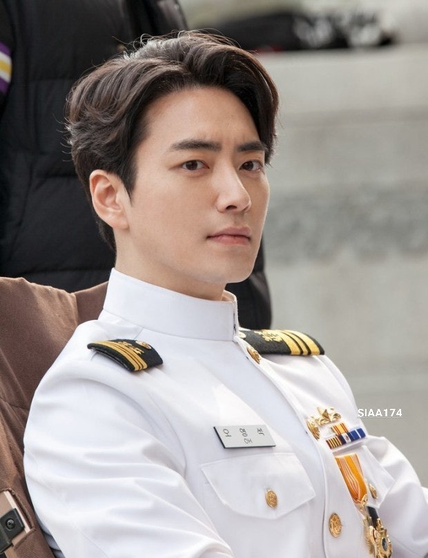 레전드가 된 이준혁 제복 핏 zip