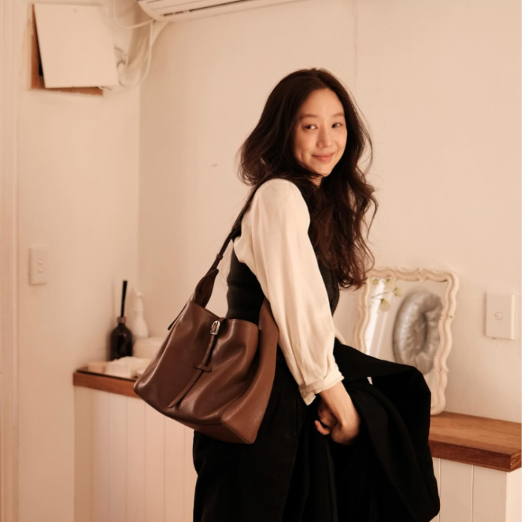  정려원 데일리룩 패션 아이템 가죽 숄더백