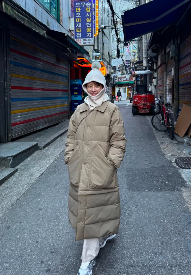  러블리한 겨울 여자 꾸안꾸룩의 정석을 보여준 황정음의 바라클라바 겨울 코디