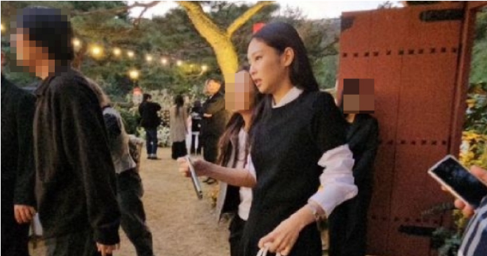 해외서 <b>논란</b>인 블랙핑크 '<b>제니</b>' <b>하객룩</b>