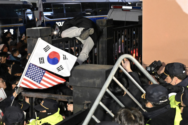 윤석열 19일 구속 헌정 사상 최초 <b>구치소 입소</b> 절차 밟게 돼