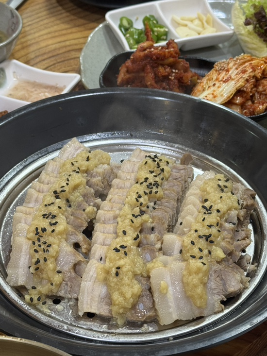  평촌맛집 | 부드러운 마늘보쌈 봉평메밀 본가보쌈 리뷰