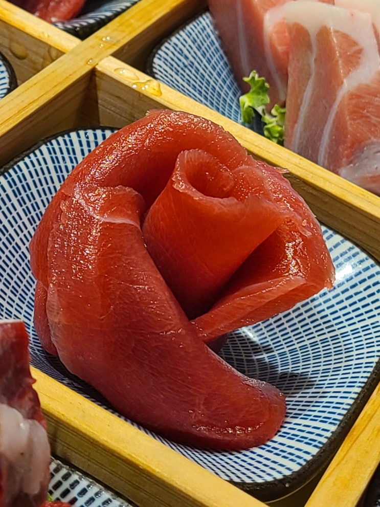  참치가 골드참치를 만나면 예술이 됩니다.