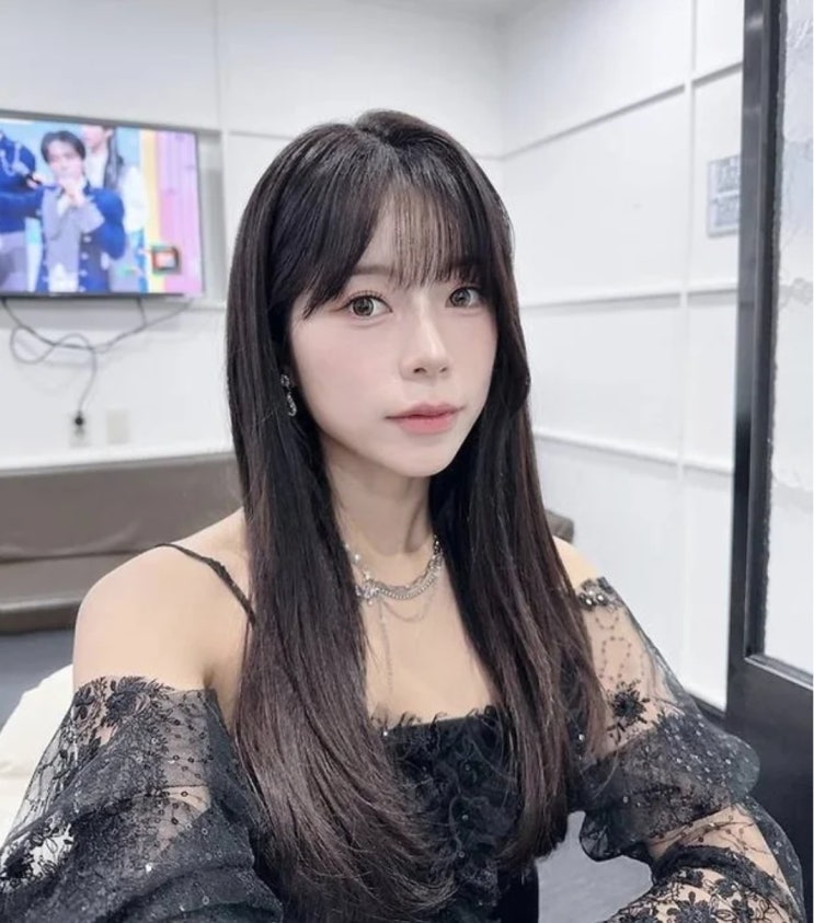 트롯여신 양지은 나이 인스타 오프숄더 드레스룩