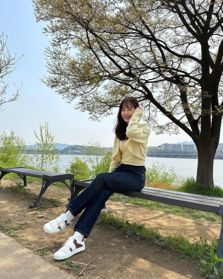  네모난 블링함이 깃든 여성 명품 브랜드 스니커즈로 강한나가 신은 로저비비에 여자 운동화 추천