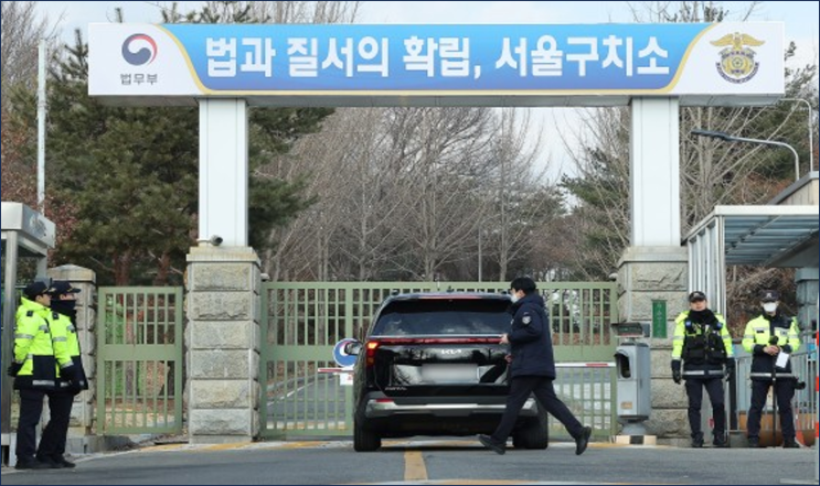<b>공수처</b> 수사관들 구치소 방문, ‘조사불응’ 尹 <b>강제구인</b> 시도중